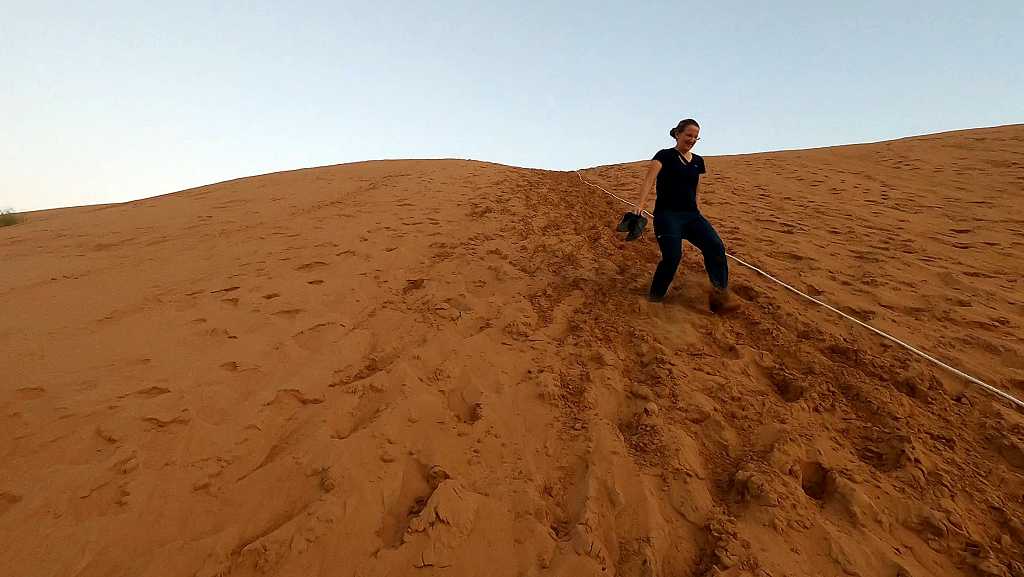 Abstieg von der Düne zum Sama Al Wasil Desertcamp