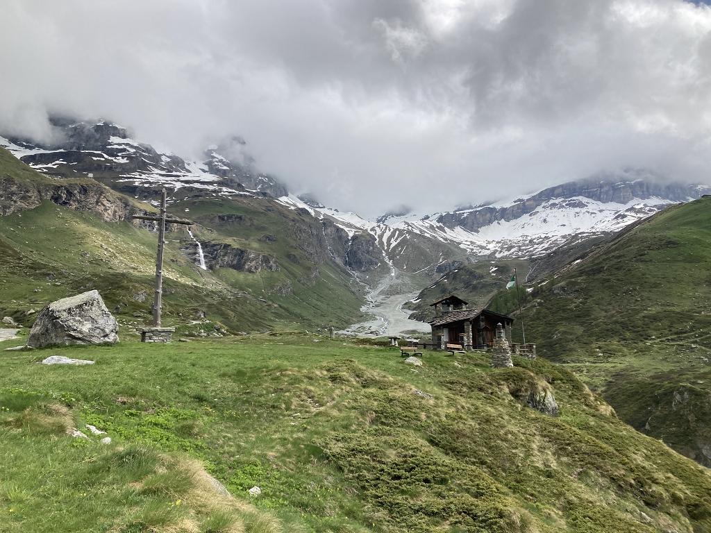Auf dem Weg zur Chiesetta degli Alpini in Breuil-Cervinia