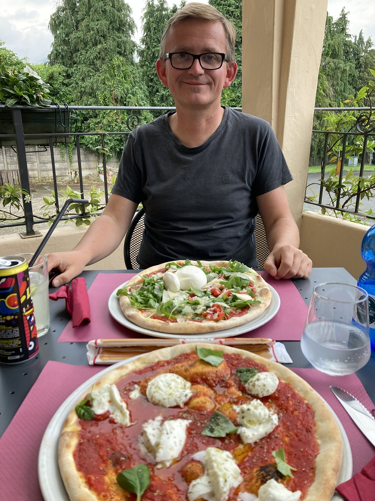 Pizza essen im "Crossroads Pub" in Orta San Guilio