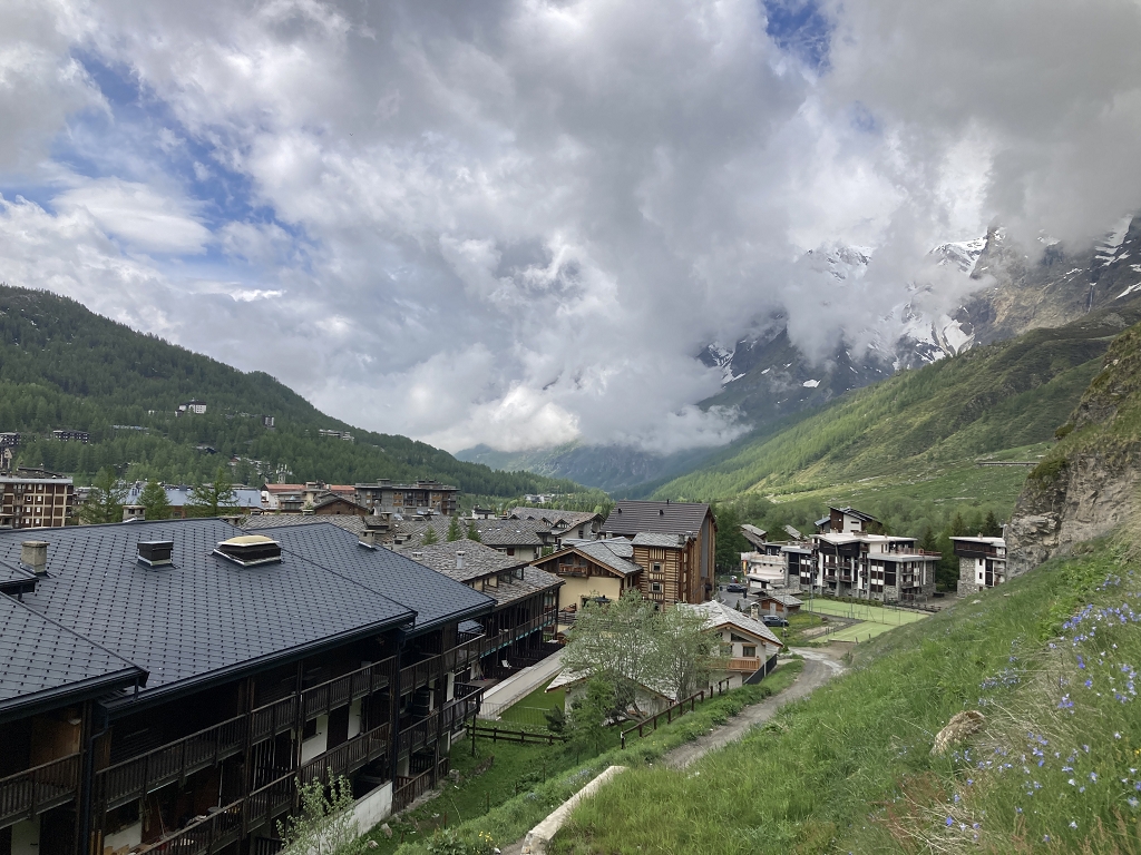 Auf dem Weg zur Chiesetta degli Alpini in Breuil-Cervinia
