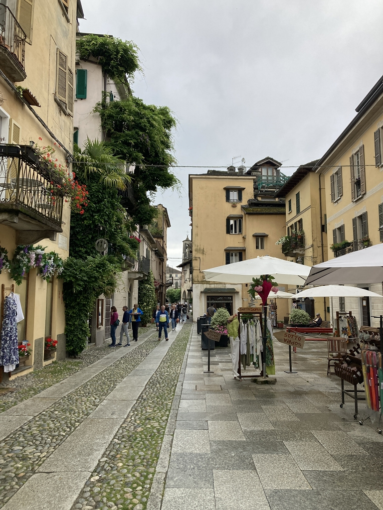 Unterwegs in den malerischen Gassen von Orta San Guilio