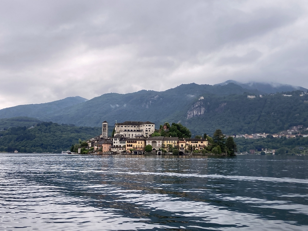 Blick auf den Ortasee und die Isola San Guilio