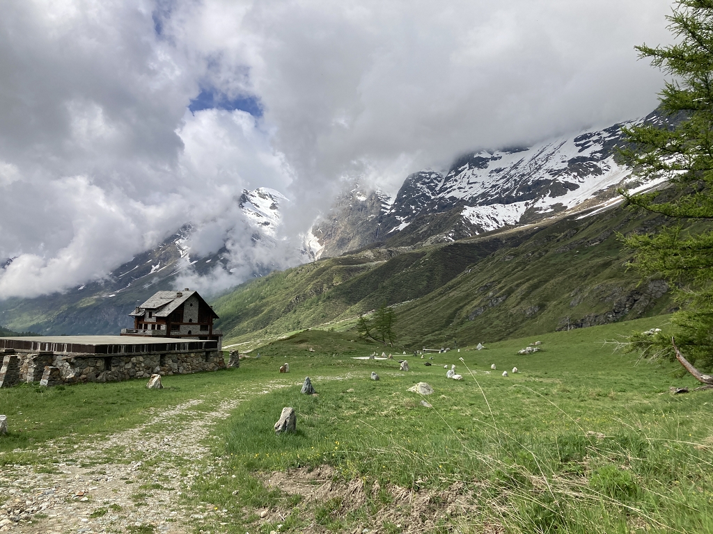 Auf dem Weg zur Chiesetta degli Alpini in Breuil-Cervinia