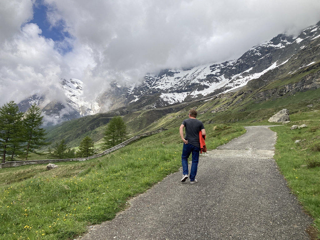 Auf dem Weg zur Chiesetta degli Alpini in Breuil-Cervinia
