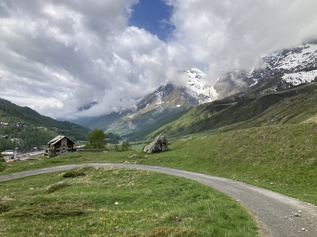Auf dem Weg zur Chiesetta degli Alpini in Breuil-Cervinia