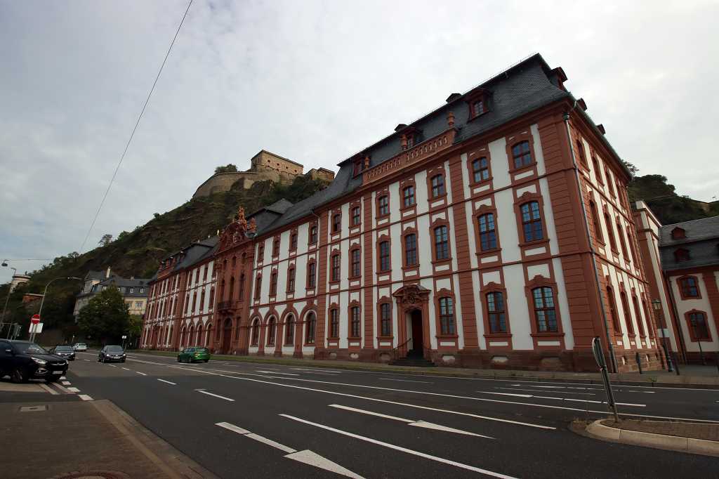 altes Verwaltungsgebäude und oberhalb die Festung Ehrenbreitstein