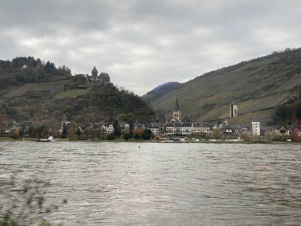Überall stehen entlang des Rheins Schlösser und Burgen