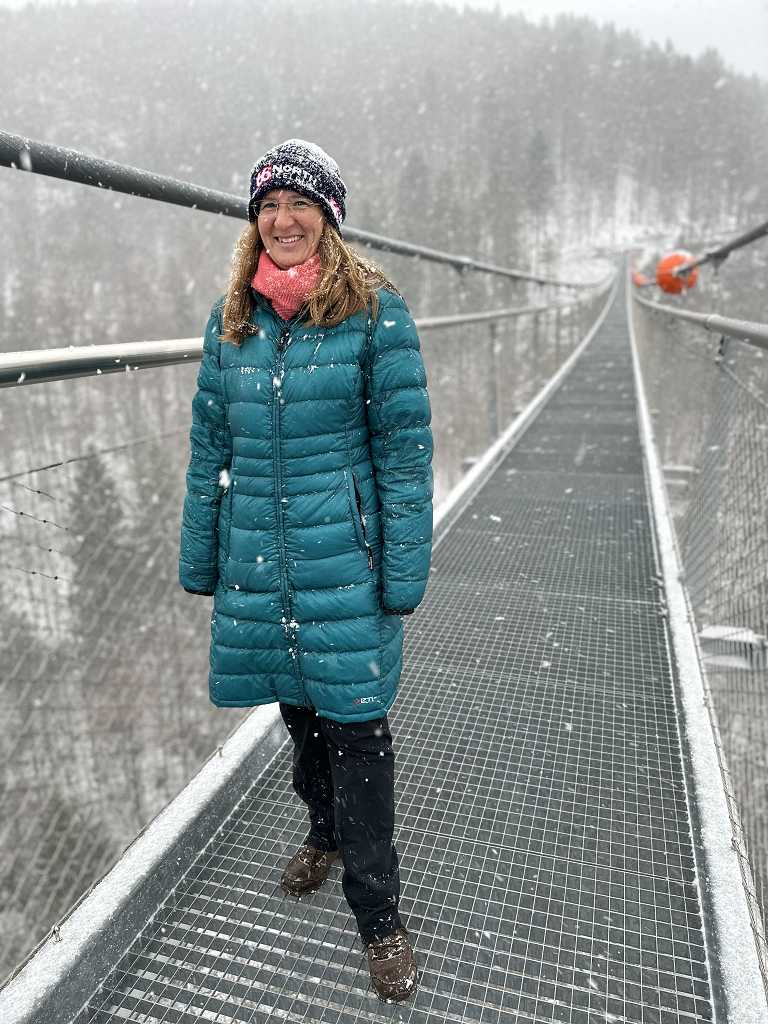 Nicole auf der Hängebrücke Blackforestline