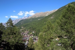 Blick vom Balkon des EVA Serviced Apartments in Zermatt