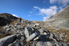 Alpine Wanderung Ze Seewjinu vom Mattmark Stausee