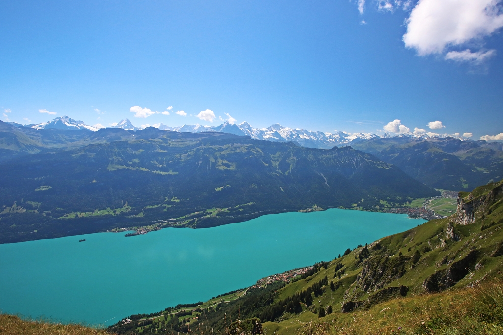 Blick vom Augstmatthorn auf den Brienzer See und die Berner Alpen mit Eiger, Mönch und Jungfrau