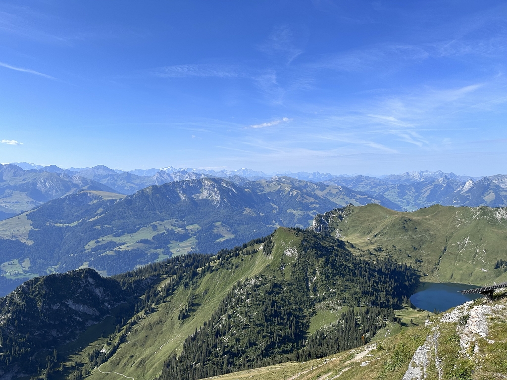 Blick vom Stockhorn über die Alpen und auf den Oberstockensee