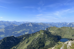 Blick vom Stockhorn über die Alpen und auf den Oberstockensee