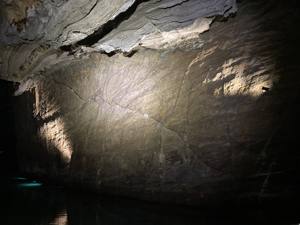 Riss vom Erdbeben 1946 im Lac Souterrain de Saint-Léonard