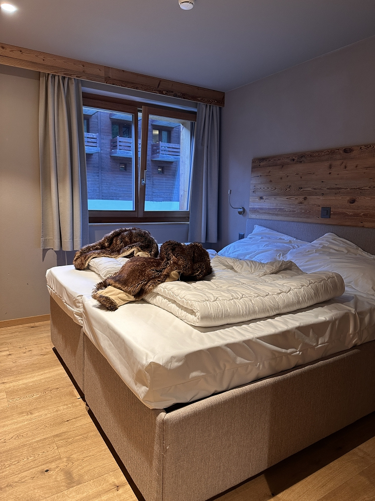 Schlafzimmer im Swisspeak Resort in Zinal