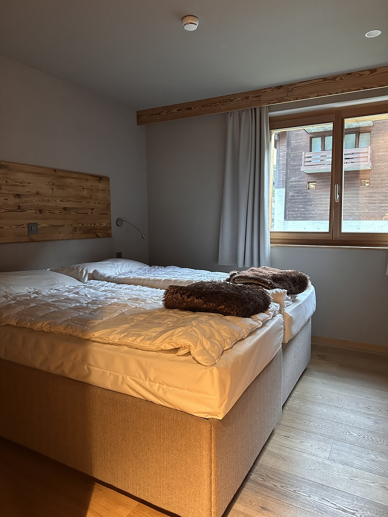 Schlafzimmer im Swisspeak Resort in Zinal