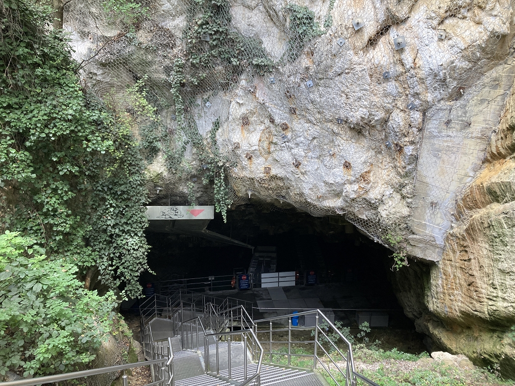 Weg hinab in die Höhle