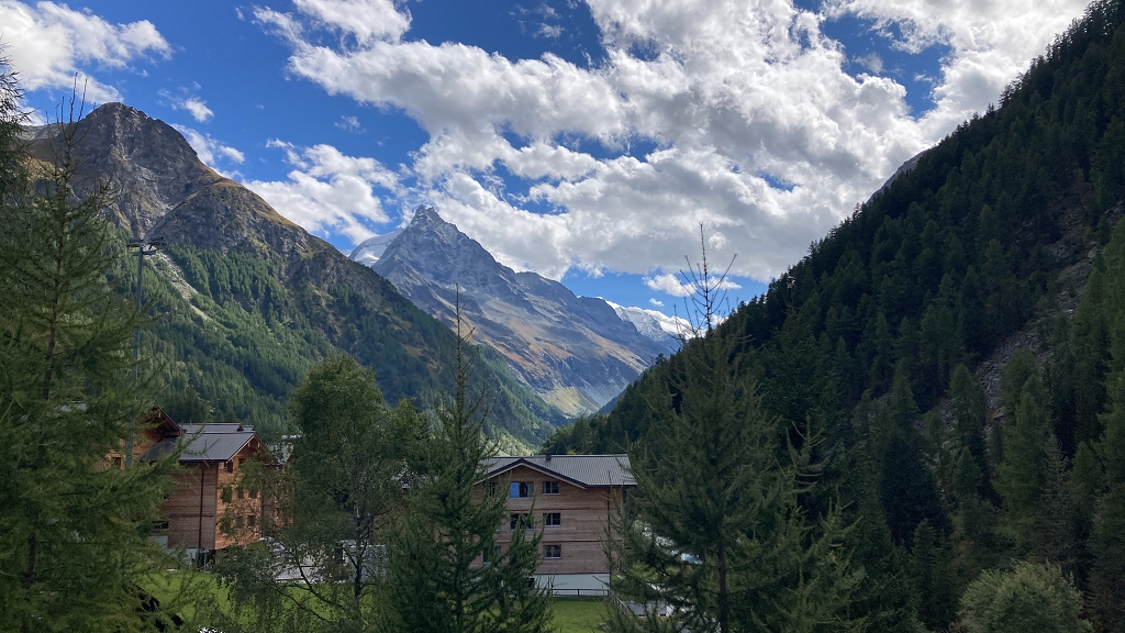 Blick auf den Besso vom Balkon im Swisspeak Resort Blick auf den Besso vom Balkon im Swisspeak Resort