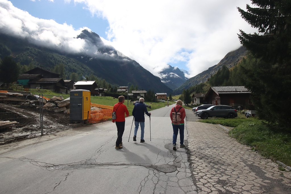 Von Zinal ins Tal Plats de la Lée
