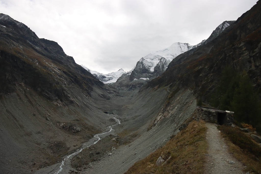 Blick auf den 3.790 Meter hohen Doppelgipfel Pointe Zinal (kleiner Zipfel in der Mitte des Bildes) und den Grand Cornier (3.962 m.ü.M, rechter, schneebedeckter Gipfel) 