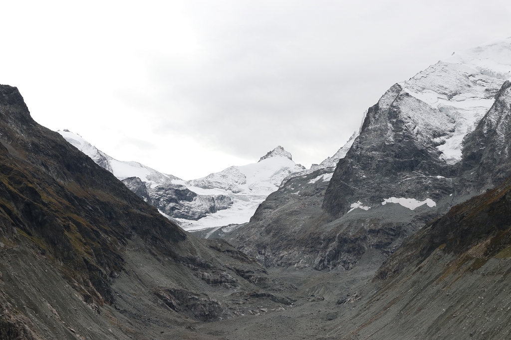 Doppelgipfel Pointe Zinal (kleiner Zipfel in der Mitte des Bildes) und Grand Cornier (rechter, schneebedeckter Gipfel) 
