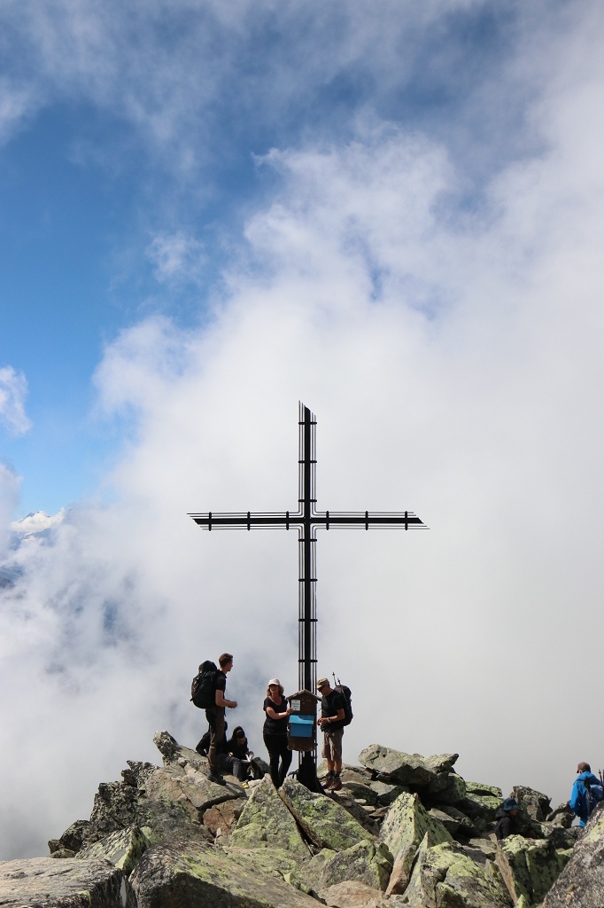 Blick zurück auf das Gipfelkreuz am Bettmerhorn