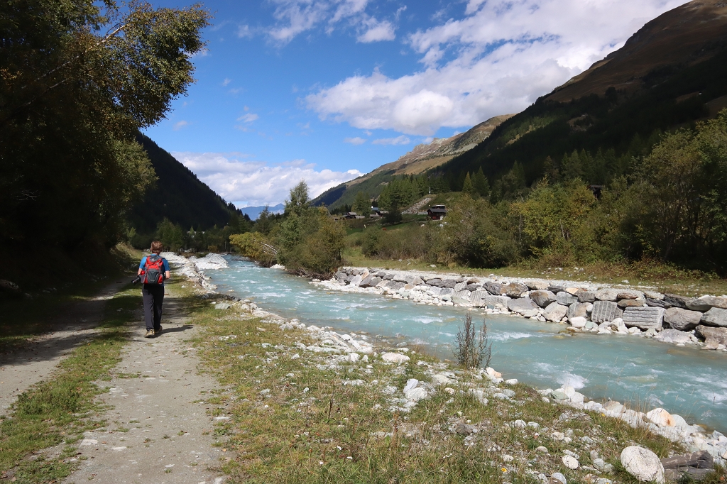 Am Flussufer der Navisence zurück zum Swisspeak Resort in Zinal