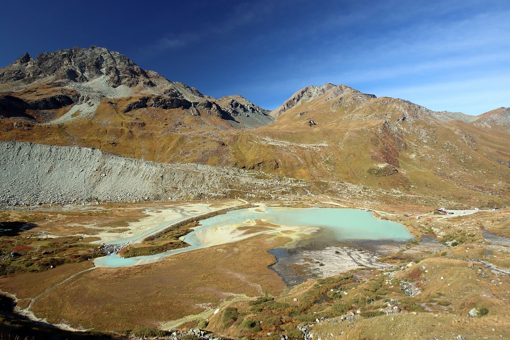 Blick hinab auf den türkisfarbenen Lac de Châteaupré