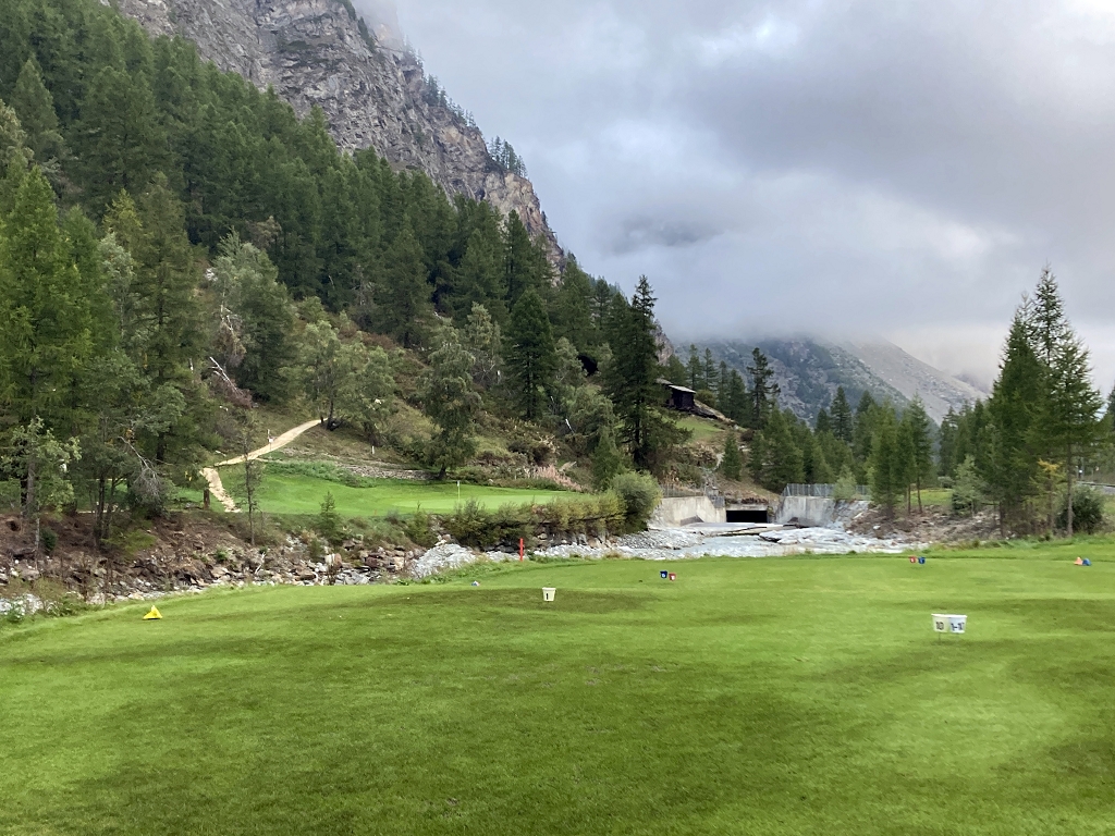 Hier muss direkt über den Fluss gespielt werden