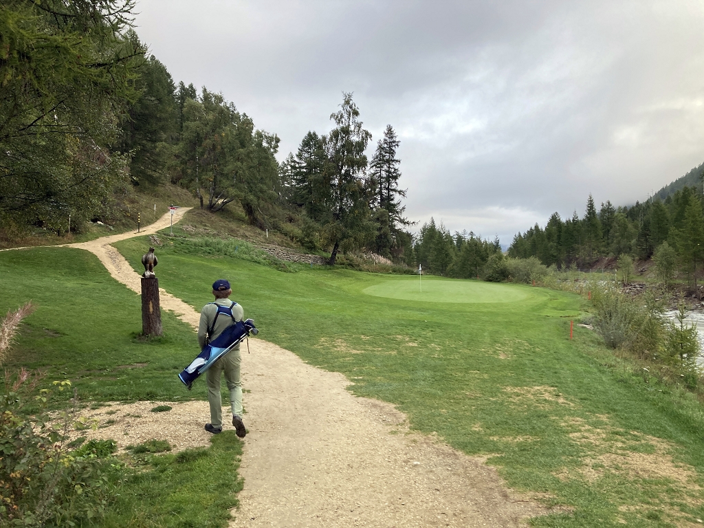 Bahn 1 auf dem Matterhorn Golfplatz in Täsch