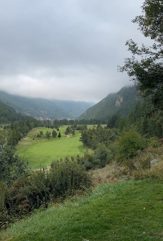 Gelber Abschlag des 2. Lochs Gelber Abschlag des 2. Lochs