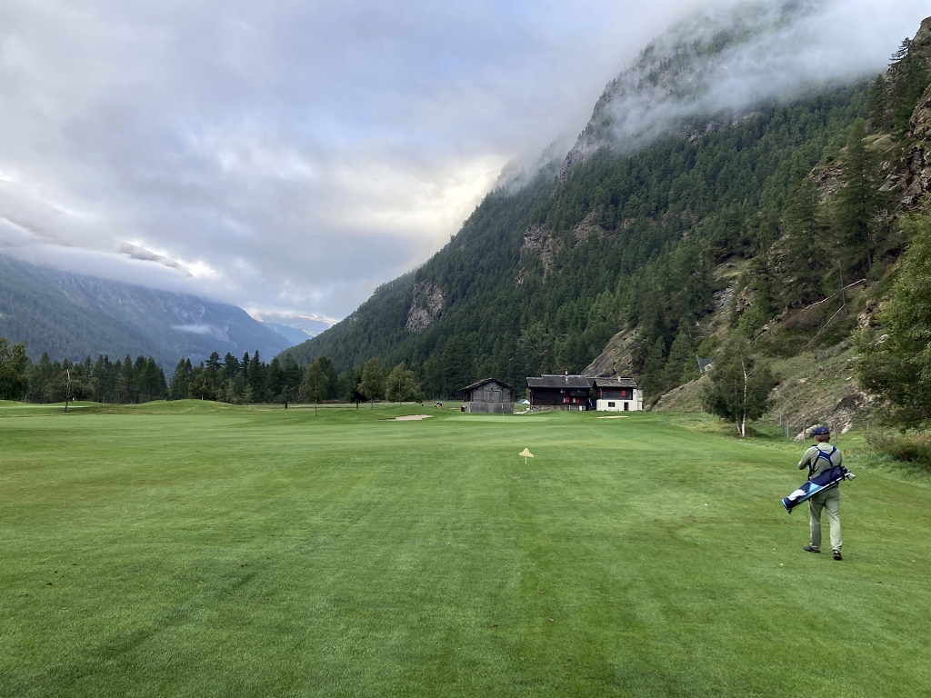 Bahn 3 auf dem Matterhorn Golfplatz in Täsch