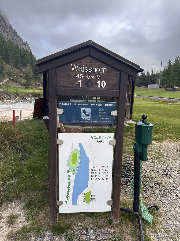 Bahn 1 auf dem Matterhorn Golfplatz in Täsch