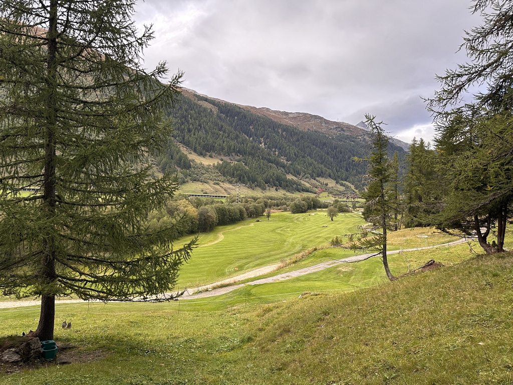 Auf dem Weg zum neunten Loch mit Blick auf den Golfplatz Goms