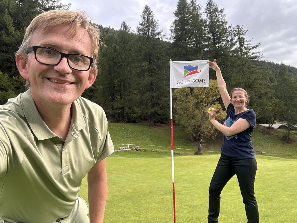 Am 9. Loch auf dem Golfplatz Goms