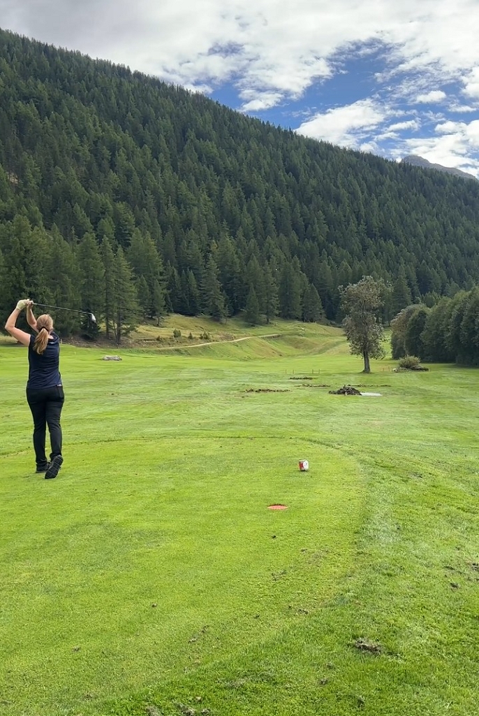 Abschlag vom 3. Loch auf dem Golfplatz Goms Abschlag vom 3. Loch auf dem Golfplatz Goms