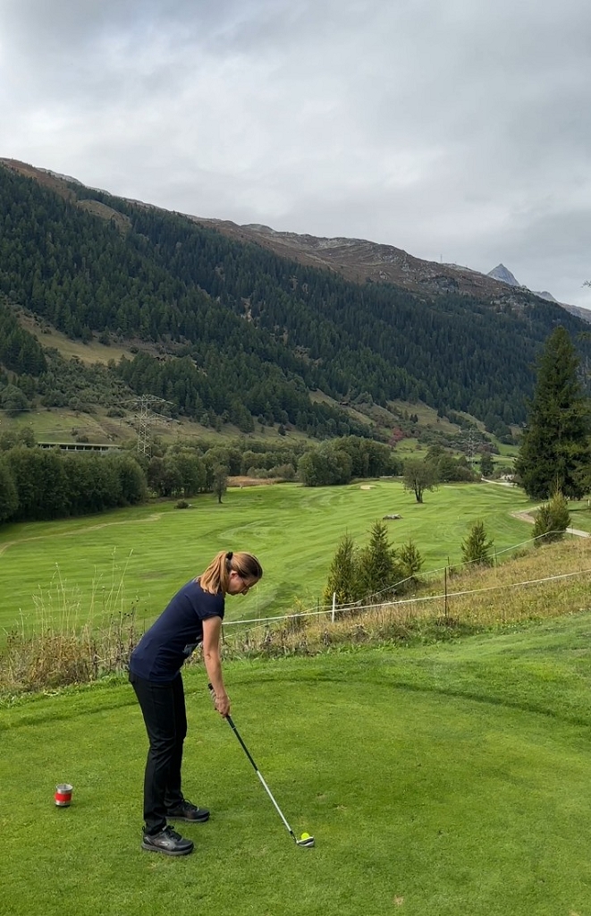 Erhöhter Abschlag an Bahn 4 auf dem Golfplatz Goms Erhöhter Abschlag an Bahn 4 auf dem Golfplatz Goms
