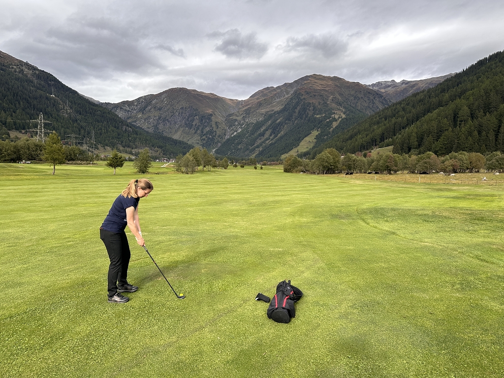 Bahn 5 - ein langes Par 5 - auf dem Golfplatz Goms