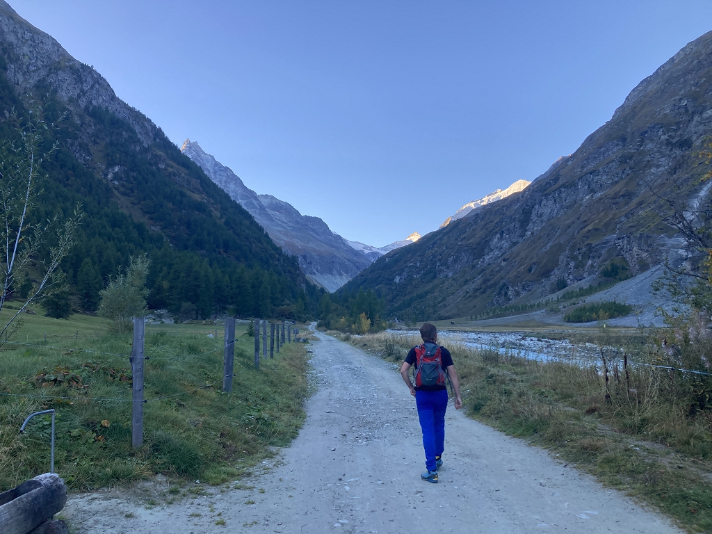 Am Ostufer der Navisence ins Tal