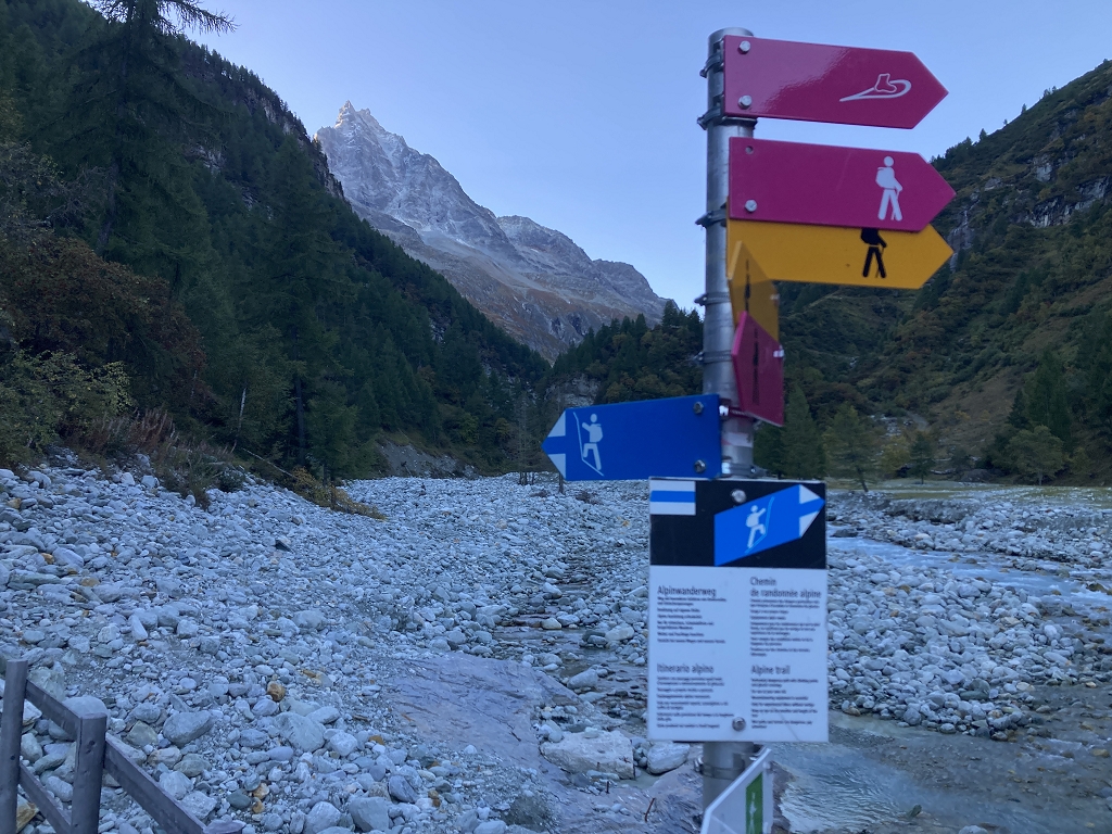 Einstieg zur alpinen Wanderung über den Pas du Chasseur