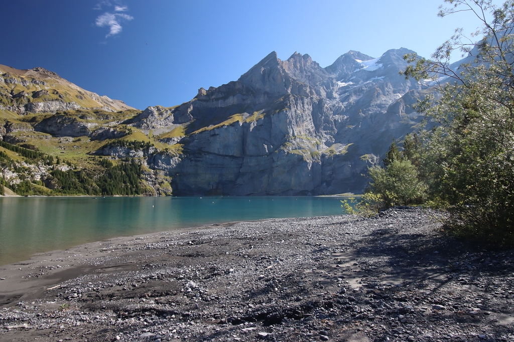 Am Ufer des Oeschinensee