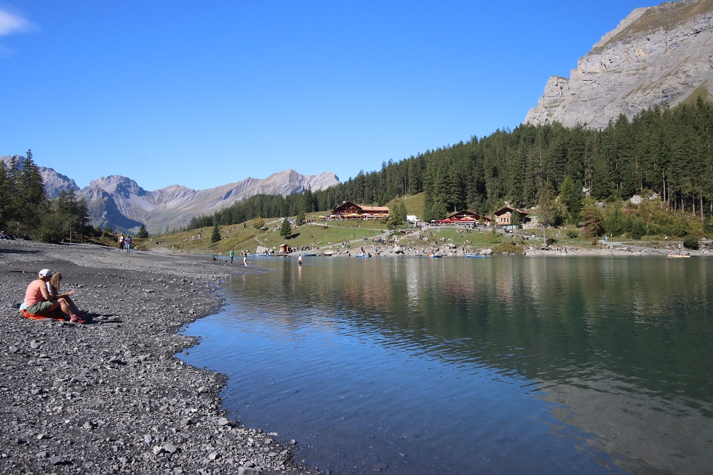 Am Ufer des Oeschinensee
