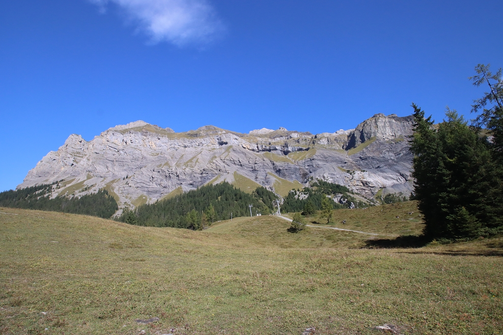 Blick auf die Bergwelt am Oeschinensee