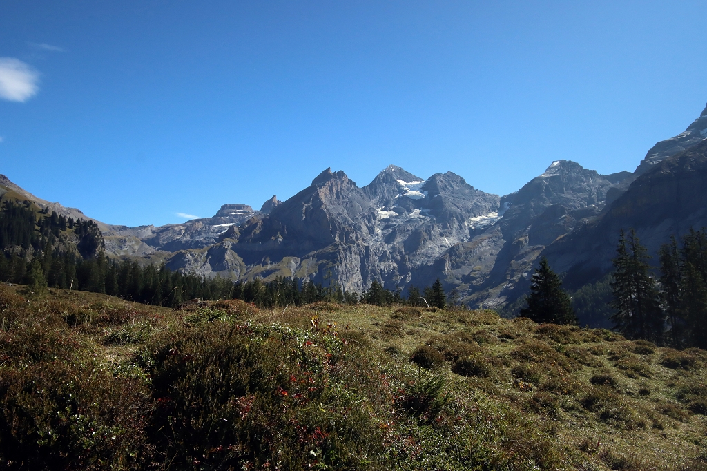 Blick auf die Bergwelt am Oeschinensee