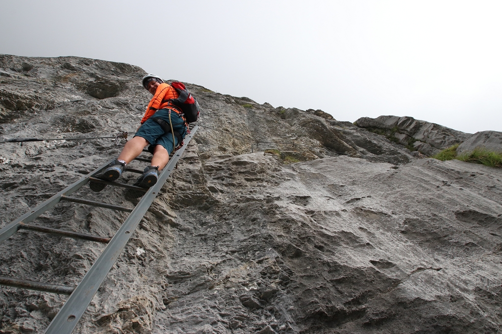Erste Leiterpassage auf dem Tälli-Klettersteig
