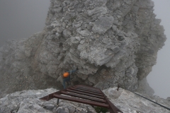 Fünf Leitern führen Richtung Ausstieg des Klettersteigs