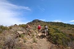 Steiler Anstieg entlang eines Gratweges zum Punta del Corvo