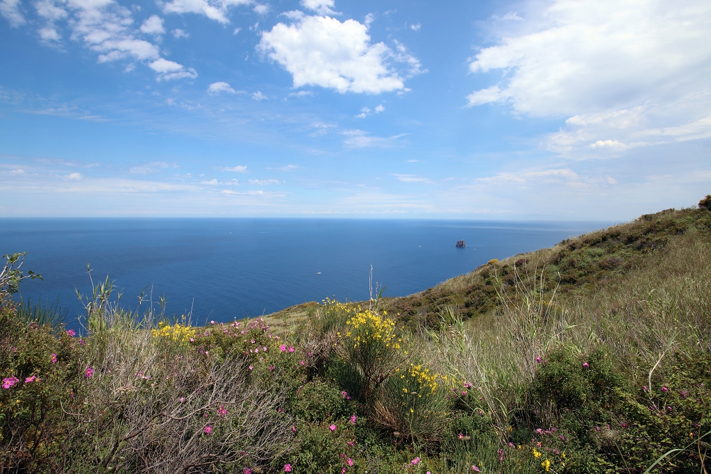 Blick auf Strombolicchio entlang des Panorama-Höhenweg auf Stromboli 