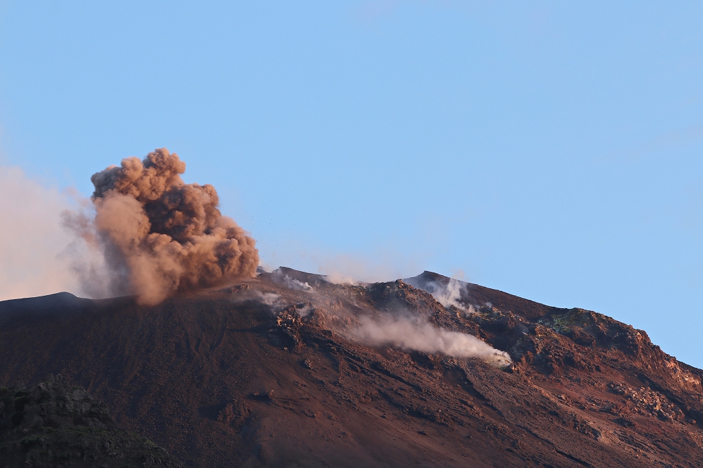 Eruption mit Lapilliauswurf am Stromboli