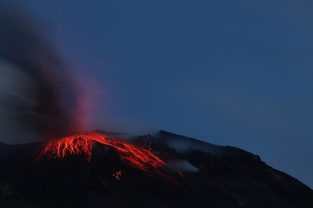 Rotglühende Lava am Stromboli